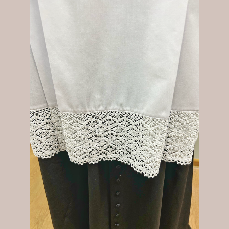 Surplice trimmed with cotton lace KM01-004
