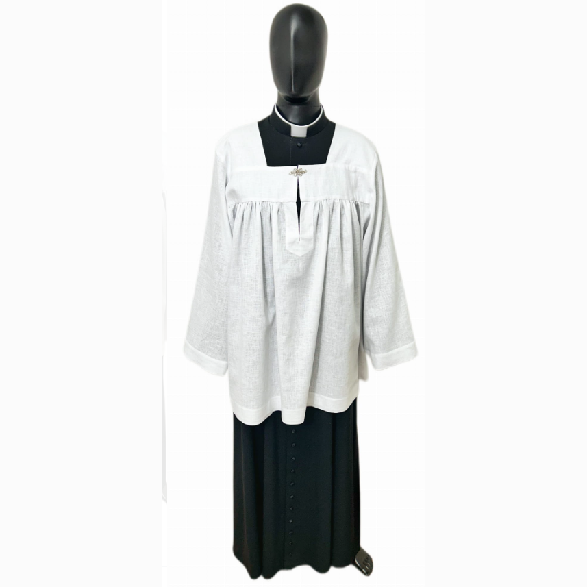 Smooth linen surplice with decorative clasp KM01-015
