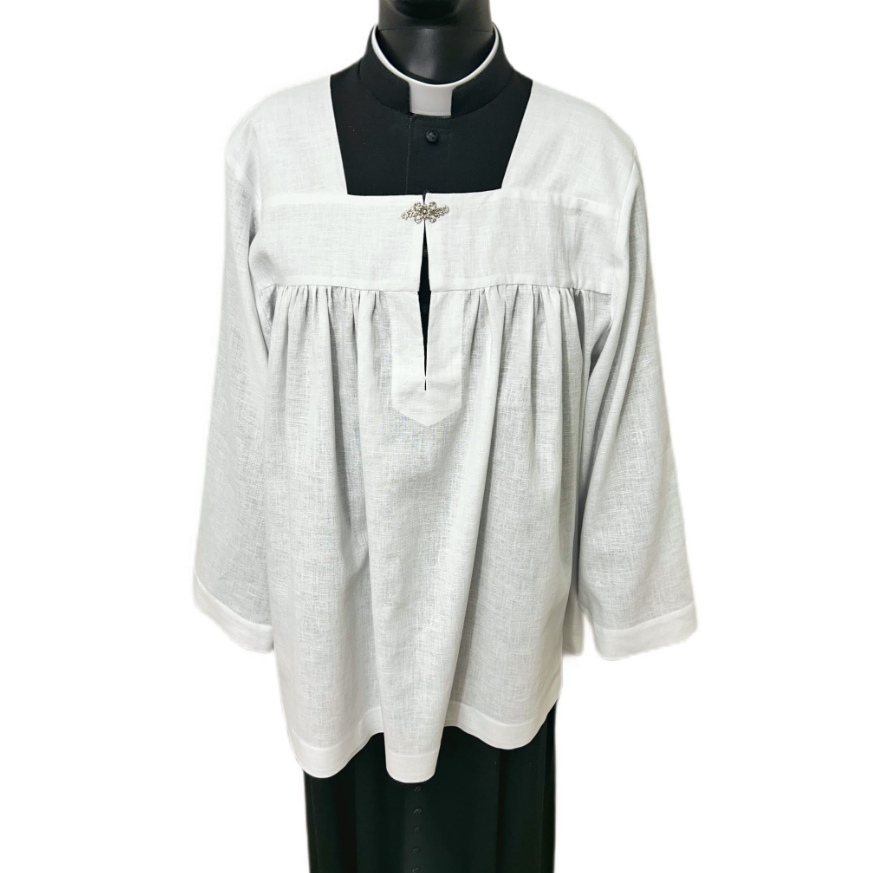 Smooth linen surplice with decorative clasp KM01-015