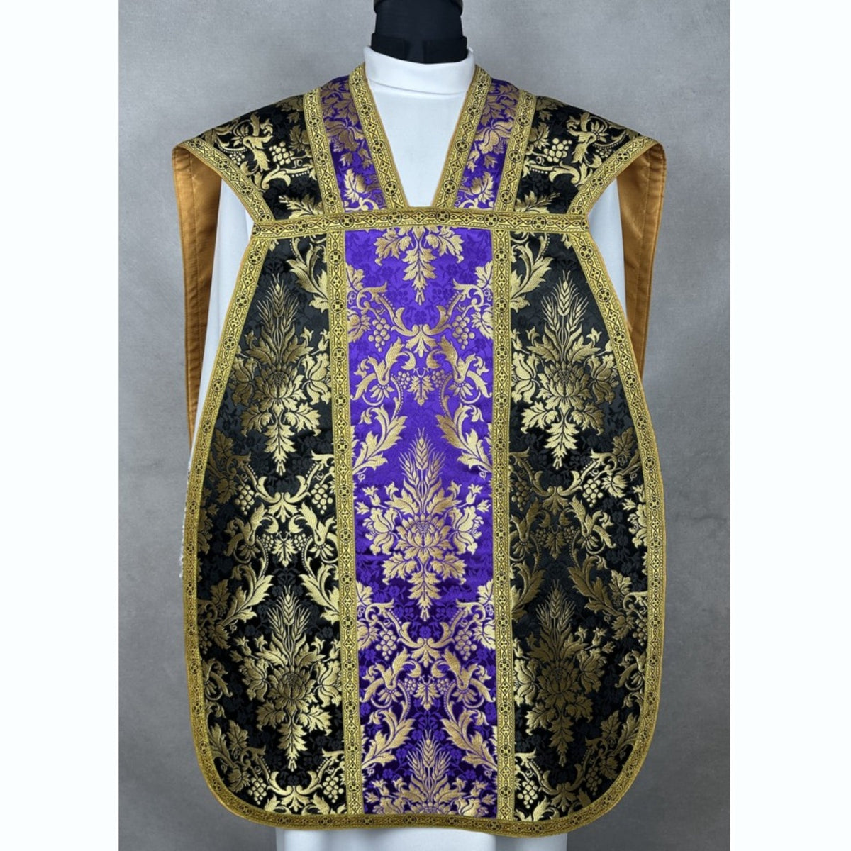 Roman chasuble with Requiem cross Black Purple