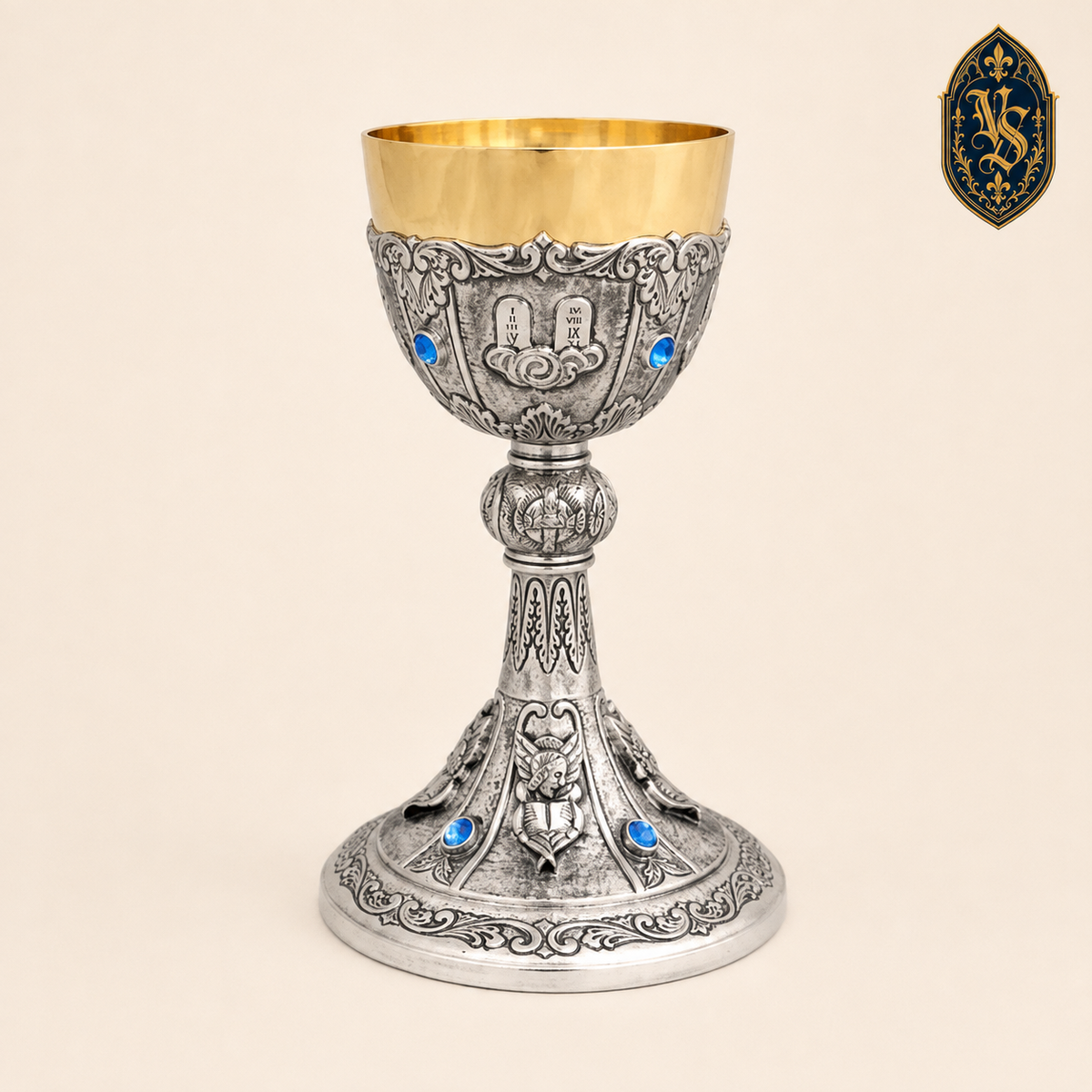 Kielich liturgiczny srebrzony ze złoconą czaszą i niebieskimi kamieniami – KSCM-020